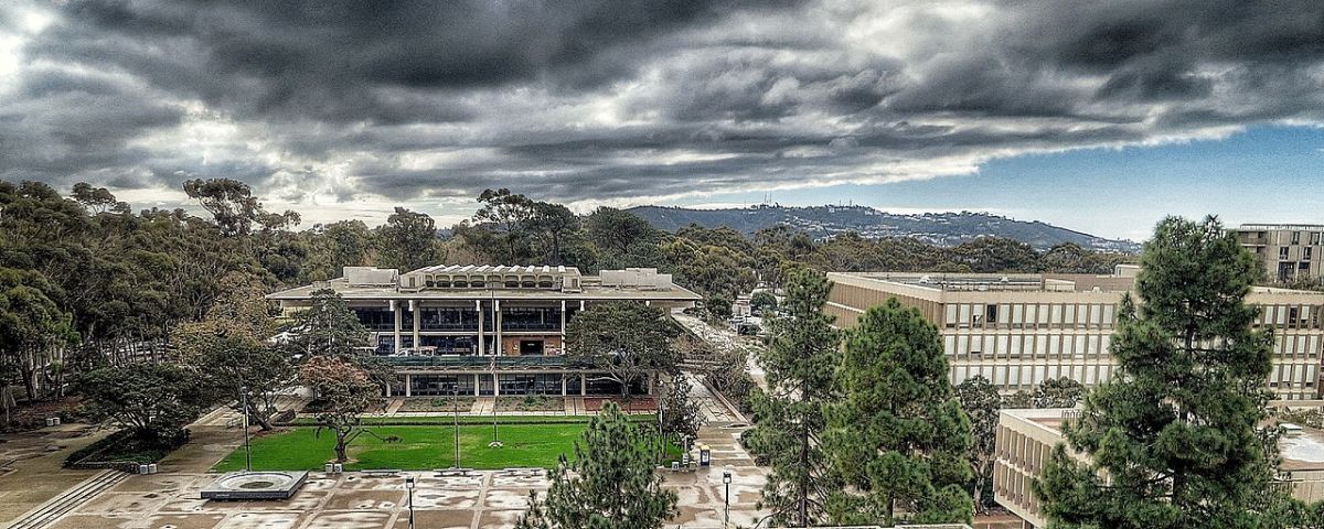 The Revelle College Plaza at UCSD. Image by By <a rel="nofollow" class="external text" href="https://www.flickr.com/photos/olegshpyrko/">Oleg Shpyrko</a> - <a rel="nofollow" class="external free" href="https://www.flickr.com/photos/olegshpyrko/8293459874">https://www.flickr.com/photos/olegshpyrko/8293459874</a>, <a href="https://creativecommons.org/licenses/by/2.0" title="Creative Commons Attribution 2.0">CC BY 2.0</a>, <a href="https://commons.wikimedia.org/w/index.php?curid=46695532">Link</a>
